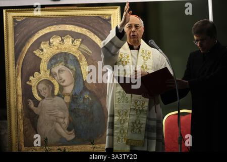 Cité du Vatican, Italie. 17 mars 2025. Cité du Vatican, Italie 17.03.2025, Cardinal Dominique Mamberti, Préfet du Tribunal suprême de la signature apostolique. Dirige la prière du Saint Rosaire pour le pape François sur la place devant la basilique de Pierre crédit : Agence photo indépendante/Alamy Live News Banque D'Images