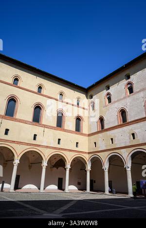 Cortile della Rocchetta (la cour de la Rocchetta) intérieur du château des Sforza – Milan, Italie – 03 mars 2025 Banque D'Images