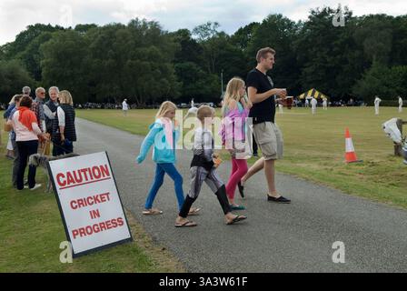 Village d'Ebernoe commune et réserve naturelle. Une route traverse le commun, les conducteurs de voiture sont avertis prudence Cricket en cours, les familles et les amis se rassemblent pour regarder le match annuel de cricket de la St Jame (25 juillet) Horn Fair. Ebernoe CC versus Wessex Pilgrims CC. Ebernoe, West Sussex 2017 Angleterre 2010s UK HOMER SYKES Banque D'Images