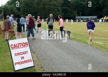 Village d'Ebernoe commune et réserve naturelle. Une route traverse le commun, les conducteurs de voiture sont avertis mise en garde Cricket en cours, les familles du village et les amis se rassemblent pour regarder le match annuel de cricket de la St Jame's Day (25 juillet) Horn Fair. Ebernoe CC versus Wessex Pilgrims CC. Ebernoe, West Sussex 2017 Angleterre 2010s UK HOMER SYKES Banque D'Images