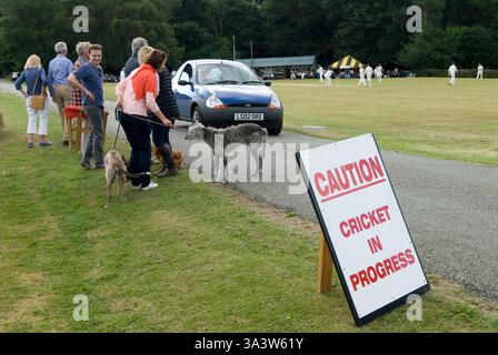 Village d'Ebernoe commune et réserve naturelle. Une route traverse le commun, les conducteurs de voiture sont avertis mise en garde Cricket en cours, les familles du village et les amis se rassemblent pour regarder le match annuel de cricket de la St Jame's Day (25 juillet) Horn Fair. Ebernoe CC versus Wessex Pilgrims CC. Ebernoe, West Sussex 2017 Angleterre 2010s UK HOMER SYKES Banque D'Images