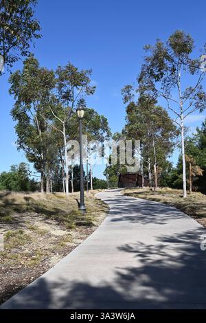 IRVINE, CALIFORNIE - 10 février 2025 : Jeffrey Open Space Trail, un sentier de randonnée pédestre et cyclable qui s'étend sur environ 5 miles entre Portola Pkwy et l'Université T. Banque D'Images