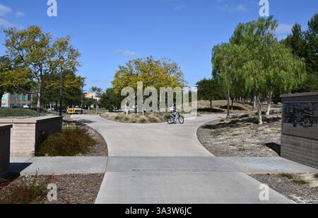 IRVINE, CALIFORNIE - 10 février 2025 : Jeffrey Open Space Trail, un sentier de randonnée pédestre et cyclable qui s'étend sur environ 5 miles entre Portola Pkwy et l'Université T. Banque D'Images