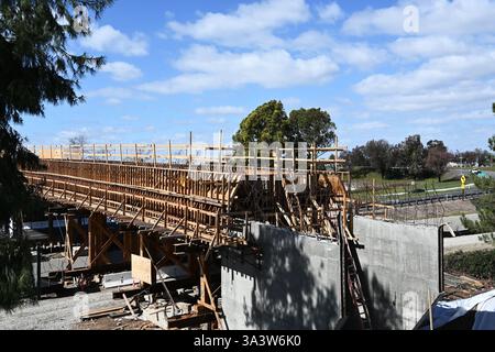 IRVINE, CALIFORNIE - 10 février 2025 : construction du prolongement du passage supérieur piétonnier 5 Freeway du Jeffrey Open Space Trail. Banque D'Images