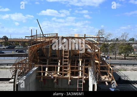 IRVINE, CALIFORNIE - 10 février 2025 : construction du prolongement du passage supérieur piétonnier 5 Freeway du Jeffrey Open Space Trail. Banque D'Images