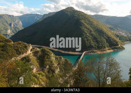 Une vue panoramique à couper le souffle depuis un point de vue élevé surplombant Piva Canyon, Monténégro. Point de vue du lac Piva et sa route sinueuse. Banque D'Images