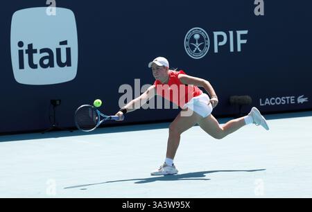 Miami, États-Unis d'Amérique. 17 mars 2025. MIAMI GARDENS, FLORIDE - 24 MARS : Sonay Kartal du Royaume-Uni retourne un tir à Taylor Townsend des États-Unis pendant le jour 2 du Miami Open 2025 le 17 mars 2025 à Miami Gardens, Floride. (Photo de Alberto E. Tamargo/Sipa USA) crédit : Sipa USA/Alamy Live News Banque D'Images