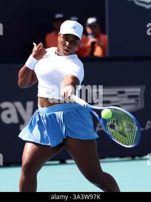 Miami, États-Unis d'Amérique. 17 mars 2025. MIAMI GARDENS, FLORIDE - 24 MARS : Taylor Townsend des États-Unis retourne un tir à Sonay Kartal du Royaume-Uni lors de la deuxième journée du Miami Open 2025 le 17 mars 2025 à Miami Gardens, Floride. (Photo de Alberto E. Tamargo/Sipa USA) crédit : Sipa USA/Alamy Live News Banque D'Images