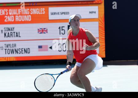 Miami, États-Unis d'Amérique. 17 mars 2025. MIAMI GARDENS, FLORIDE - 24 MARS : Sonay Kartal du Royaume-Uni retourne un tir à Taylor Townsend des États-Unis pendant le jour 2 du Miami Open 2025 le 17 mars 2025 à Miami Gardens, Floride. (Photo de Alberto E. Tamargo/Sipa USA) crédit : Sipa USA/Alamy Live News Banque D'Images