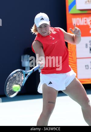 Miami, États-Unis d'Amérique. 17 mars 2025. MIAMI GARDENS, FLORIDE - 24 MARS : Sonay Kartal du Royaume-Uni retourne un tir à Taylor Townsend des États-Unis pendant le jour 2 du Miami Open 2025 le 17 mars 2025 à Miami Gardens, Floride. (Photo de Alberto E. Tamargo/Sipa USA) crédit : Sipa USA/Alamy Live News Banque D'Images
