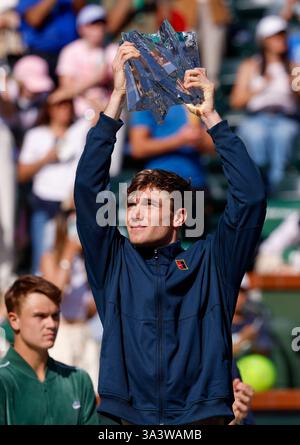 16 mars 2025 Jack Draper de Grande-Bretagne pose avec le trophée du vainqueur après avoir battu Holger Rune du Danemark lors de la finale masculine en simple de l'Open BNP Paribas 2025 au Indian Wells Tennis Garden à Indian Wells, en Californie. Crédit photo obligatoire : Charles Baus/CSM Banque D'Images