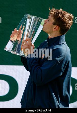 16 mars 2025 Jack Draper de Grande-Bretagne pose avec le trophée du vainqueur après avoir battu Holger Rune du Danemark lors de la finale masculine en simple de l'Open BNP Paribas 2025 au Indian Wells Tennis Garden à Indian Wells, en Californie. Crédit photo obligatoire : Charles Baus/CSM Banque D'Images