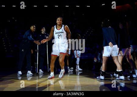 Uncasville, CT, États-Unis. 9 mars 2025. Sarah Strong (21 ans) est présentée avant un match de basket féminin de la NCAA dans le GRAND tournoi de basket-ball féminin de L'EST entre les Huskies UConn et les Wildcats de Villanova à la Mohegan Sun Arena à Uncasville, CT. Erica Denhoff/CSM/Alamy Live News Banque D'Images