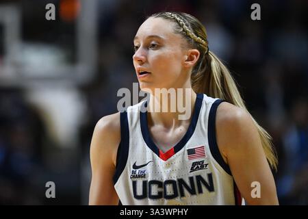 Uncasville, CT, États-Unis. 9 mars 2025. Paige Bueckers (5), la garde des Huskies de l'UConn, regarde pendant un match de basket féminin de la NCAA dans le GRAND tournoi de basket-ball féminin de L'EST entre les Huskies de l'UConn et les Wildcats de Villanova au Mohegan Sun Arena à Uncasville, Connecticut. Erica Denhoff/CSM/Alamy Live News Banque D'Images