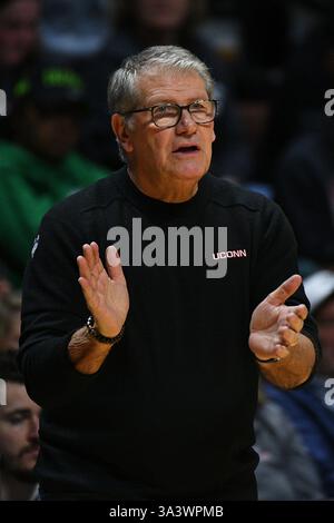 Uncasville, CT, États-Unis. 9 mars 2025. Geno Auriemma, entraîneur-chef des Huskies de l'UConn, réagit lors d'un match de basket-ball féminin de la NCAA dans le GRAND tournoi de basket-ball féminin de L'EST entre les Huskies de l'UConn et les Wildcats de Villanova au Mohegan Sun Arena à Uncasville, Connecticut. Erica Denhoff/CSM/Alamy Live News Banque D'Images