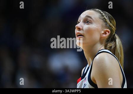 Uncasville, CT, États-Unis. 9 mars 2025. Paige Bueckers (5), la garde des Huskies de l'UConn, regarde pendant un match de basket féminin de la NCAA dans le GRAND tournoi de basket-ball féminin de L'EST entre les Huskies de l'UConn et les Wildcats de Villanova au Mohegan Sun Arena à Uncasville, Connecticut. Erica Denhoff/CSM/Alamy Live News Banque D'Images