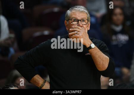 Uncasville, CT, États-Unis. 9 mars 2025. Geno Auriemma, entraîneur-chef des Huskies de l'UConn, réagit lors d'un match de basket-ball féminin de la NCAA dans le GRAND tournoi de basket-ball féminin de L'EST entre les Huskies de l'UConn et les Wildcats de Villanova au Mohegan Sun Arena à Uncasville, Connecticut. Erica Denhoff/CSM/Alamy Live News Banque D'Images