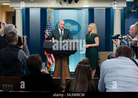 Le boxeur irlandais et combattant d'arts martiaux mixtes Conor McGregor s'adresse aux médias à la Maison Blanche à Washington, DC, le 17 mars 2025. Crédit : Chris Kleponis/CNP Banque D'Images