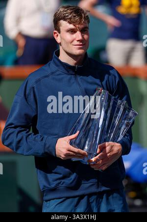 16 mars 2025 Jack Draper de Grande-Bretagne pose avec le trophée du vainqueur après avoir battu Holger Rune du Danemark lors de la finale masculine en simple de l'Open BNP Paribas 2025 au Indian Wells Tennis Garden à Indian Wells, en Californie. Crédit photo obligatoire : Charles Baus/CSM Banque D'Images