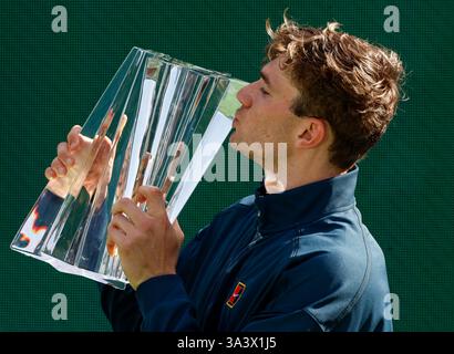 16 mars 2025 Jack Draper de Grande-Bretagne pose avec le trophée du vainqueur après avoir battu Holger Rune du Danemark lors de la finale masculine en simple de l'Open BNP Paribas 2025 au Indian Wells Tennis Garden à Indian Wells, en Californie. Crédit photo obligatoire : Charles Baus/CSM Banque D'Images
