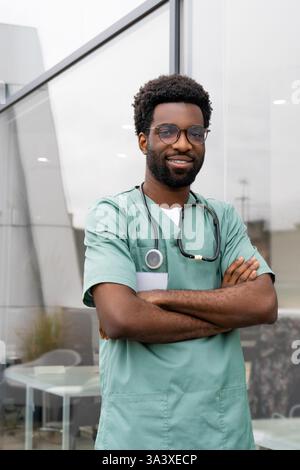 Médecin afro-américain en uniforme debout en clinique Banque D'Images