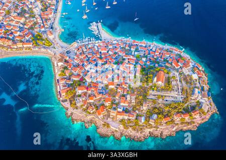 Une vue aérienne époustouflante de Primosten, en Croatie, mettant en valeur sa forme unique de péninsule et ses eaux cristallines de l'Adriatique Banque D'Images