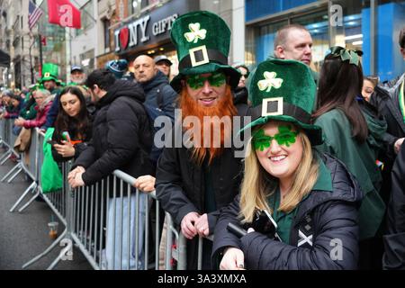 New York, USA.17 mars 2025. Les gens regardent, Patrick's Day Parade sur la Cinquième Avenue le 17 mars 2025 à New York. New York accueille le défilé Patrick's Day Parade, l'un des plus grands et des plus anciens défilés des États-Unis. Crédit : Liao Pan/China News Service/Alamy Live News Banque D'Images