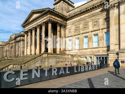 Entrée portique architecture néoclassique du Musée du monde, bâtiments de la Bibliothèque centrale, centre-ville de Liverpool, Angleterre, Royaume-Uni ouvert les années 1850 Banque D'Images