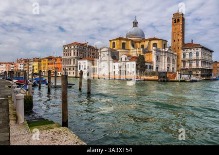 Horizon de Venise le long du Grand canal en Italie. Église de San Geremia (Chiesa dei Santi Geremia e Lucia) dans le district de Cannaregio. Banque D'Images