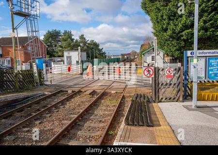 Portes de passage à niveau manuelles à la gare de Popperton, Yorkshire, Angleterre. Banque D'Images