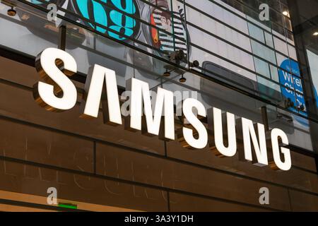 Logo Samsung shop dans le magasin Centre commercial Hoog Catharijne à Utrecht. Lettres Samsung 3D avec devant blanc et côté chromé. Banque D'Images