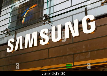 Logo Samsung shop dans le magasin Centre commercial Hoog Catharijne à Utrecht. Lettres Samsung 3D avec devant blanc et côté chromé. Banque D'Images