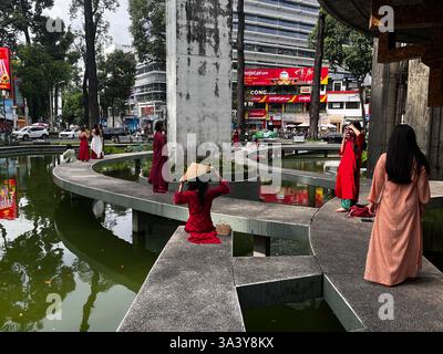 Ho chi minh ville - Vietnam 2024 - femmes, filles, adolescents, robe traditionnelle vietnamienne Banque D'Images