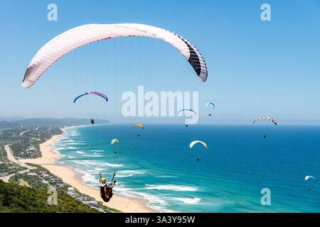 Personnes parapente au-dessus de la côte de Wilderness dans le Cap occidental, Afrique du Sud Banque D'Images