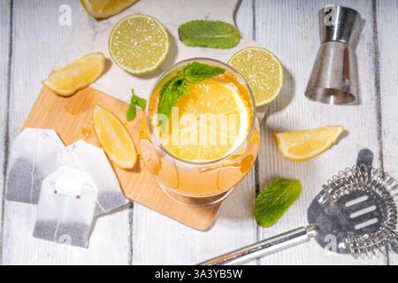 Ensemble de cocktails inspiré du thé tendance à partir de vert, oolong, noir, chai et autres mélanges de thé. Soda au thé pétillant, boissons froides d'été avec sirop, citron, citron vert Banque D'Images
