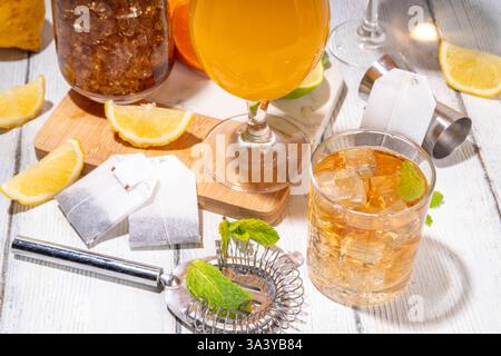 Ensemble de cocktails inspiré du thé tendance à partir de vert, oolong, noir, chai et autres mélanges de thé. Soda au thé pétillant, boissons froides d'été avec sirop, citron, citron vert Banque D'Images