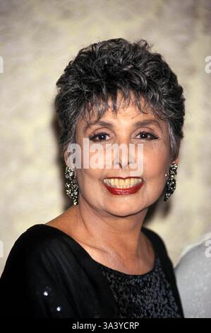 LENA HORNE (30 juin 1917 - 9 mai 2010) était une chanteuse, actrice et militante des droits civiques révolutionnaire. En 1942, elle devient la première interprète afro-américaine à être mise sous contrat par un grand studio. Horne est décédé le dimanche 9 mai au New York-Presbyterian/Weill Cornell Medical Center à New York. Elle avait 92 ans. PHOTO : Jun 01, 1994 - New York, New York, États-Unis - LENA HORNE Songwriters Hall of Fame. (Crédit image : © Andrea Renault/Globe photos/ZUMApress.com) Banque D'Images