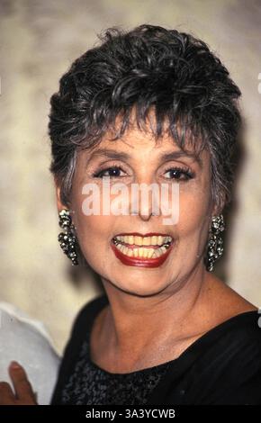 LENA HORNE (30 juin 1917 - 9 mai 2010) était une chanteuse, actrice et militante des droits civiques révolutionnaire. En 1942, elle devient la première interprète afro-américaine à être mise sous contrat par un grand studio. Horne est décédé le dimanche 9 mai au New York-Presbyterian/Weill Cornell Medical Center à New York. Elle avait 92 ans. PHOTO : Jun 01, 1994 - New York, New York, États-Unis - LENA HORNE Songwriters Hall of Fame. (Crédit image : © Andrea Renault/Globe photos/ZUMApress.com) Banque D'Images
