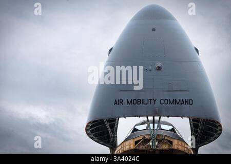 Un Galaxy C-5 de l'US Air Force, avec la porte cargo avant ouverte, exposé au salon Oceana de 2024 à Virginia Beach, en Virginie. Banque D'Images