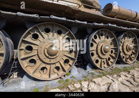 Chenilles et roues d'un ancien char T-34 de l'armée soviétique Banque D'Images