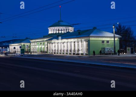 MOURMANSK, RUSSIE - 11 MARS 2025 : construction de la gare un matin de mars Banque D'Images