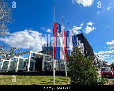 Drapeaux serbes abaissés en Berne en l'honneur du jour de deuil, symbolisant le respect et le souvenir. Banque D'Images