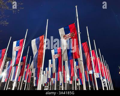 Drapeaux serbes abaissés en Berne en l'honneur du jour de deuil de nuit, symbolisant le respect et le souvenir. Banque D'Images