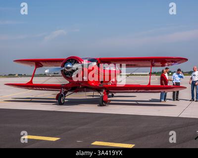 Belin, Allemagne - juin 2010 : Beechcraft Model 17S Staggerwing (N69H) biplan américain avec un décalage d'aile négative atypique au salon aéronautique de Berlin ( Banque D'Images