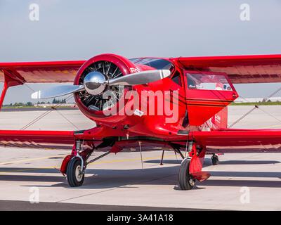 Belin, Allemagne - juin 2010 : Beechcraft Model 17S Staggerwing (N69H) biplan américain avec un décalage d'aile négative atypique au salon aéronautique de Berlin ( Banque D'Images