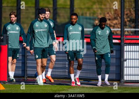 Rotterdam, pays-Bas. 18 mars 2025. Rotterdam - Gijs Smal de Feyenoord, Thomas Beelen de Feyenoord, Jan Plug de Feyenoord, Antoni Milambo de Feyenoord, Shiloh 't Zand de Feyenoord lors d'un entraînement public de Feyenoord lors de la pause interpays au Trainingscomplex 1908 le 18 mars 2025 à Rotterdam, pays-Bas. Crédit : Box to Box Pictures/Alamy Live News Banque D'Images