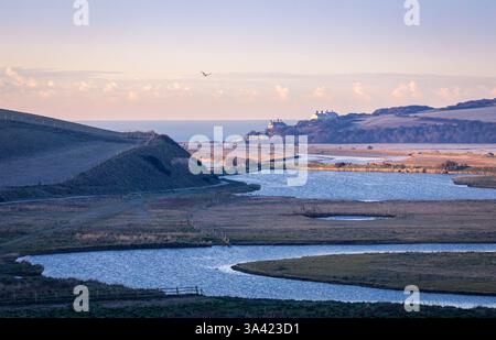 Vue sur la rivière cuckmere et les cottages des garde-côtes à cuckmere Haven depuis le sommet de la colline Exceat dans le parc de campagne Seven Sisters dans l'est du Sussex Banque D'Images