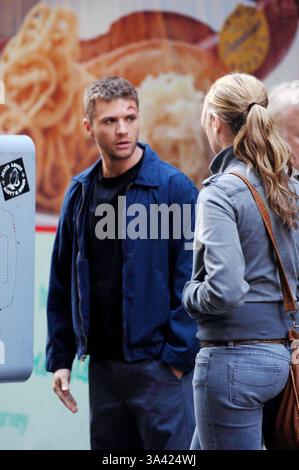 13 octobre 2006 - New York, New York, USA - K50215AR.Ryan Phillippe au tournage sur son nouveau film..New York..10-12-2006. Andrea Renault / 2006.(Image Crédit : © Globe Photos/ZUMAPRESS.com) Banque D'Images