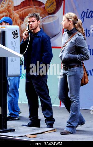 13 octobre 2006 - New York, New York, USA - K50215AR.Ryan Phillippe au tournage sur son nouveau film..New York..10-12-2006. Andrea Renault / 2006.(Image Crédit : © Globe Photos/ZUMAPRESS.com) Banque D'Images