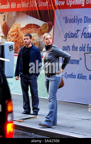 13 octobre 2006 - New York, New York, USA - K50215AR.Ryan Phillippe au tournage sur son nouveau film..New York..10-12-2006. Andrea Renault / 2006.(Image Crédit : © Globe Photos/ZUMAPRESS.com) Banque D'Images